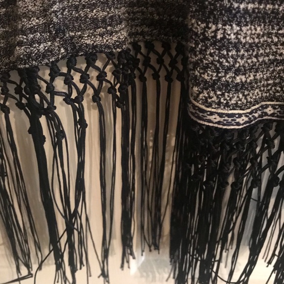 Tasseled shawl - Picture 4 of 4